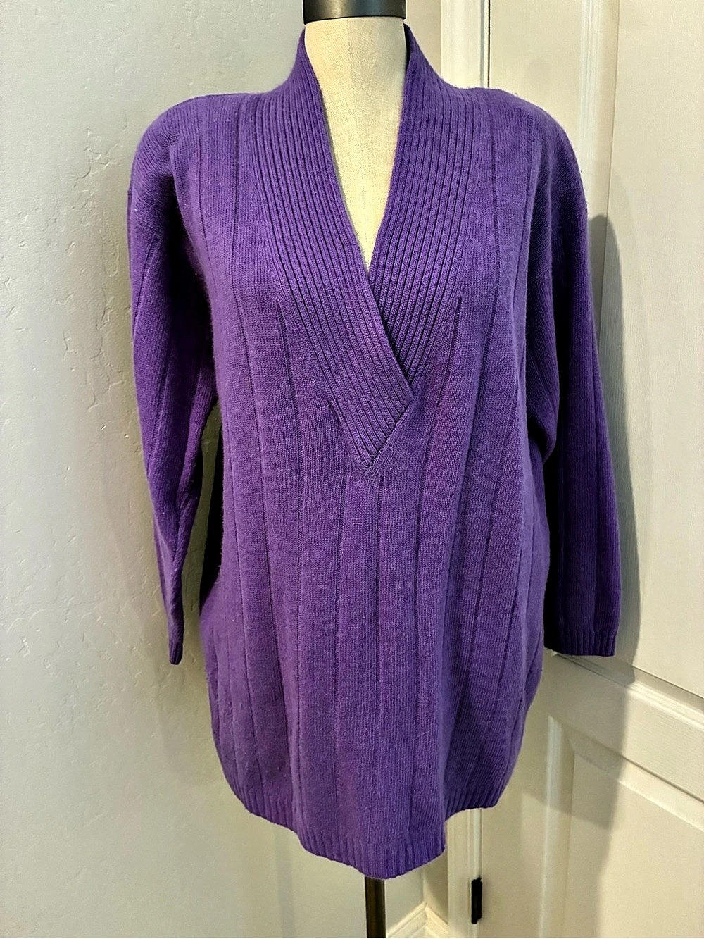 Lord & Taylor Purple V-Neck Cashmere Sweater size M